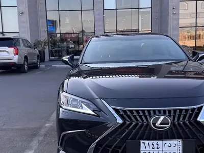2023 لكزس إي إس 350