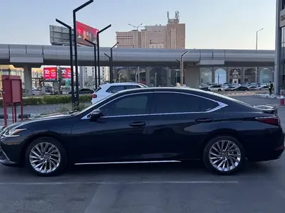 2023 لكزس إي إس 350