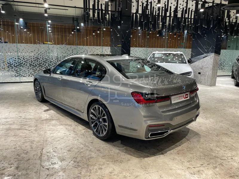 2021 بي ام دبليو الفئة السابعة 730 إل أي