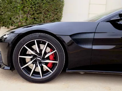 2019 استون مارتن فانتج في 8