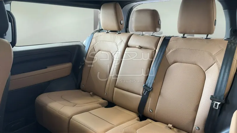 2025 لاند روفر ديفيندر 90