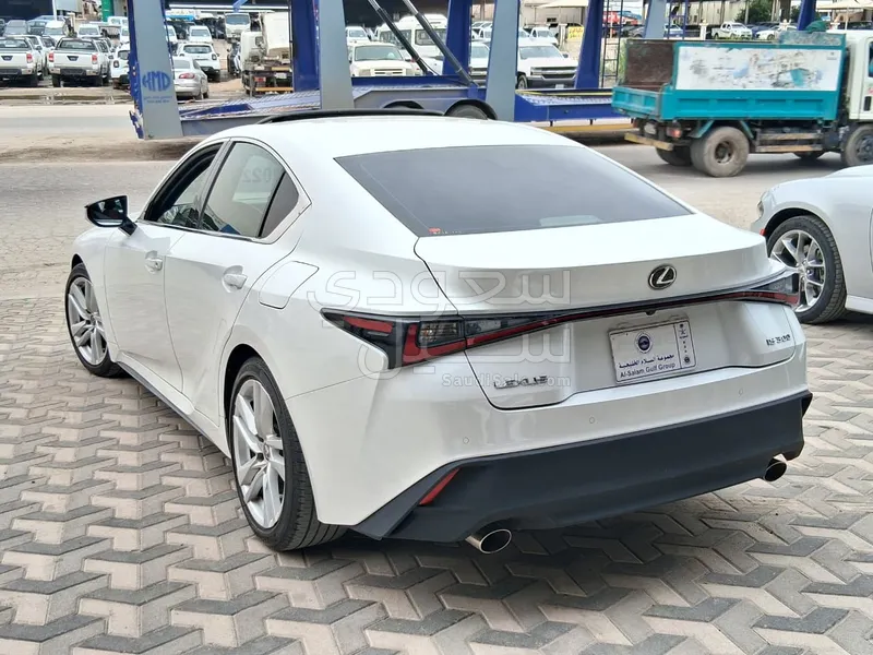2022 لكزس آي إس 300