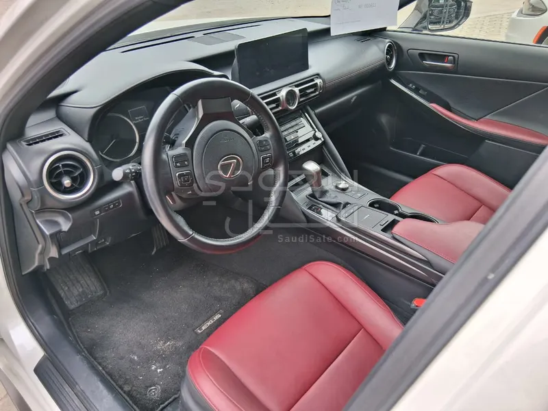 2022 لكزس آي إس 300