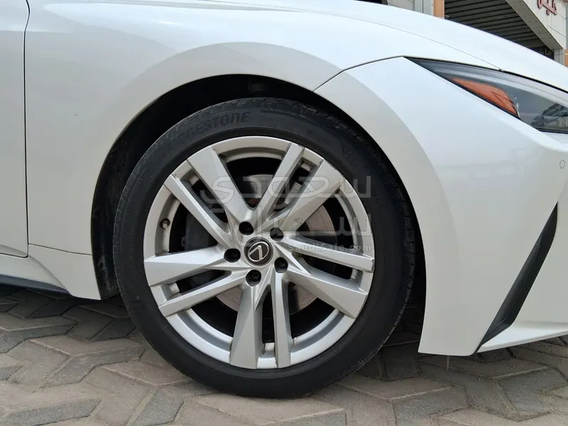 2022 لكزس آي إس 300