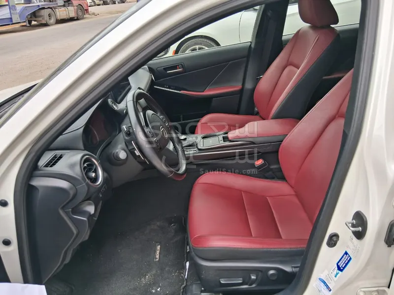 2022 لكزس آي إس 300