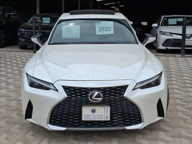 2022 لكزس آي إس 300