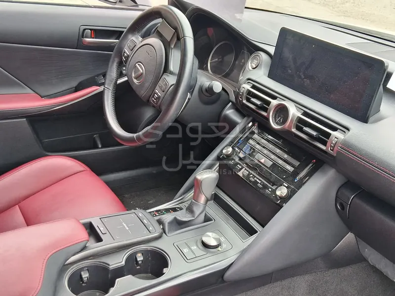 2022 لكزس آي إس 300