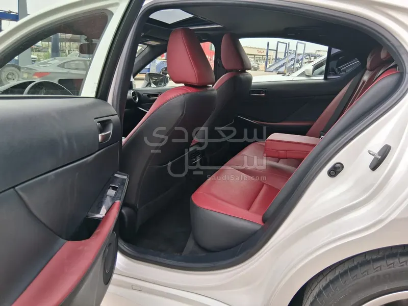 2022 لكزس آي إس 300