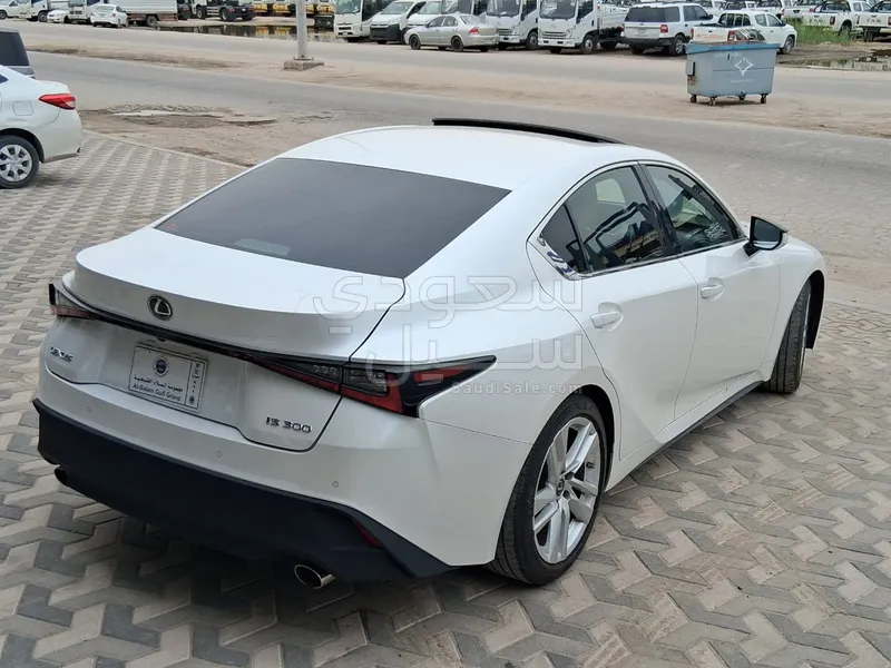 2022 لكزس آي إس 300