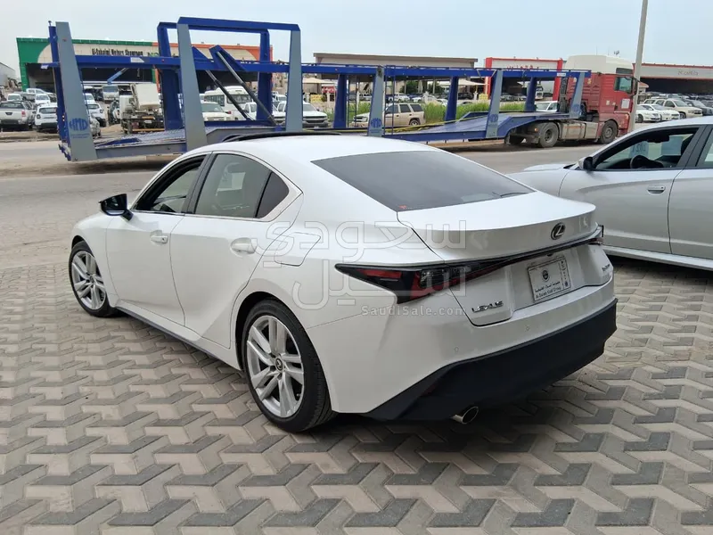 2022 لكزس آي إس 300
