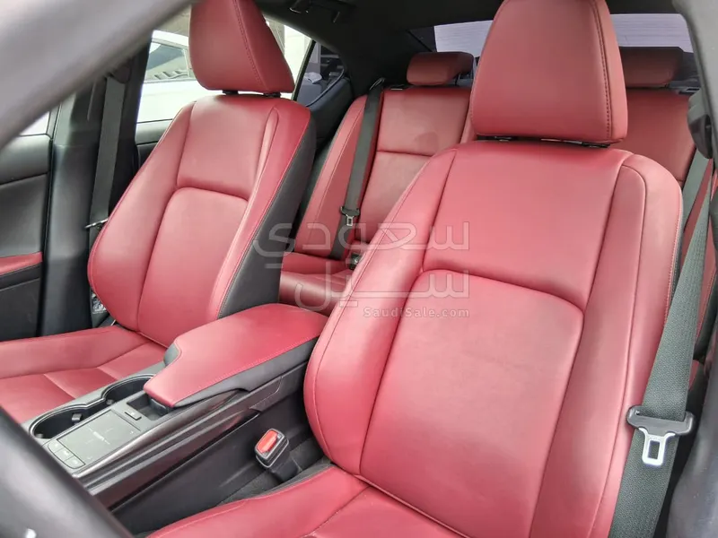 2022 لكزس آي إس 300