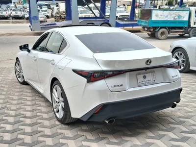 2022 لكزس آي إس 300