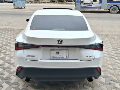 2022 لكزس آي إس 300