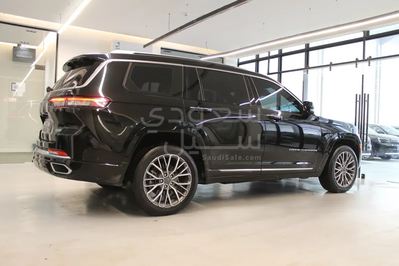 2021 جييب جراند شيروكي ساميت