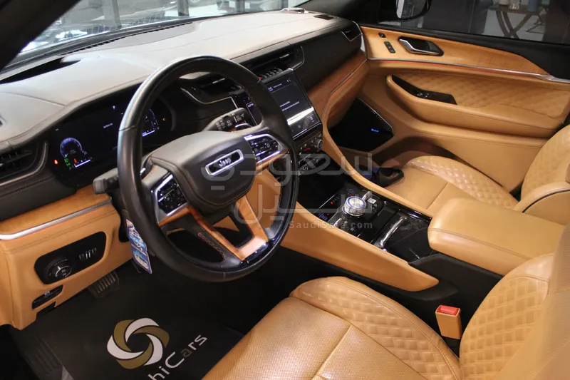 2021 جييب جراند شيروكي ساميت