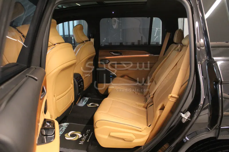 2021 جييب جراند شيروكي ساميت