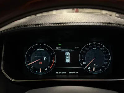 2015 لاند روفر رينج روفر فوج اس اي سوبر تشارج