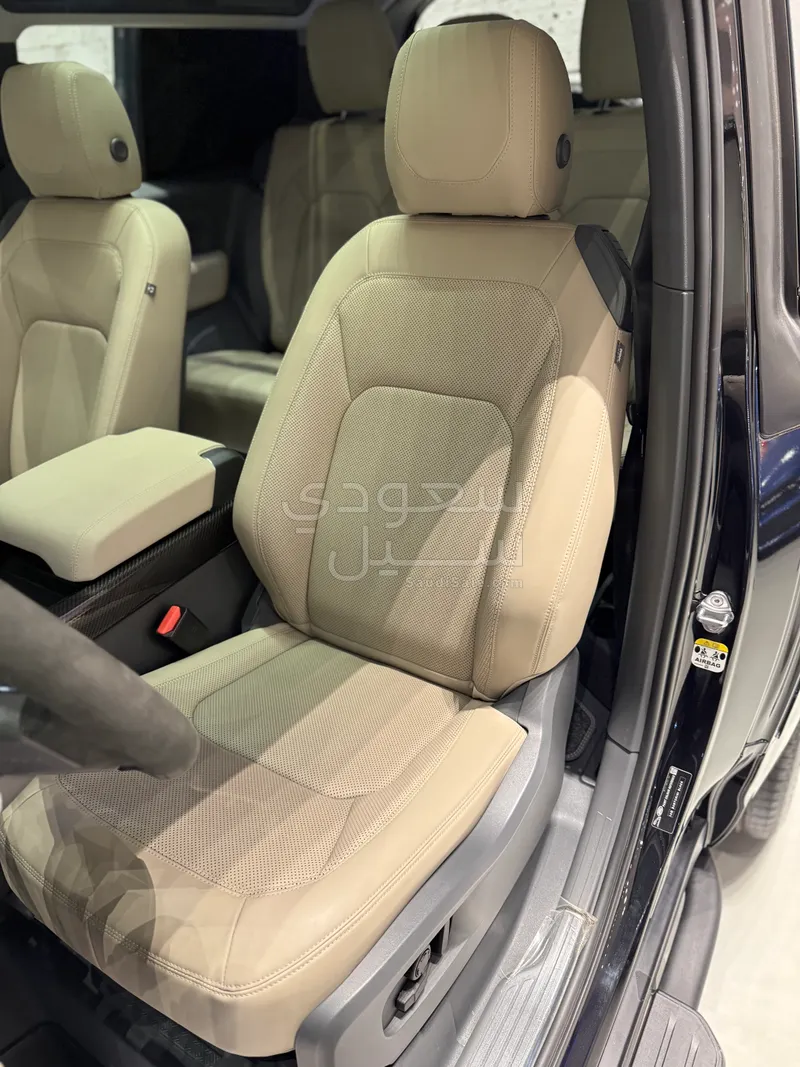 2023 لاند روفر ديفيندر 90