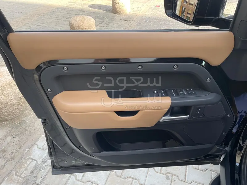 2025 لاند روفر ديفيندر