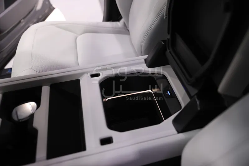 2026 لاند روفر ديفيندر اس اي