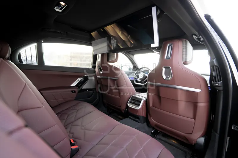 2024 بي ام دبليو الفئة السابعة 735 إل أي