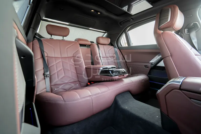 2024 بي ام دبليو الفئة السابعة 735 إل أي