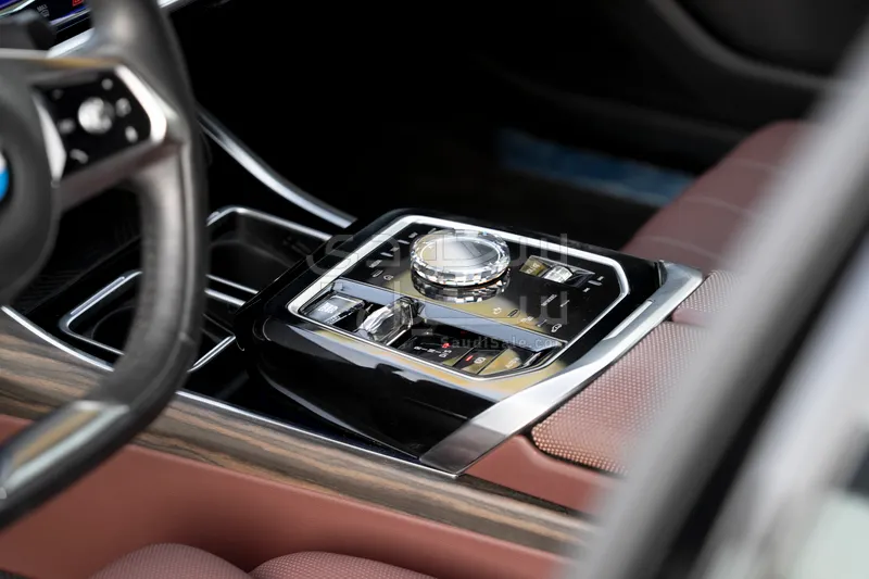 2024 بي ام دبليو الفئة السابعة 735 إل أي