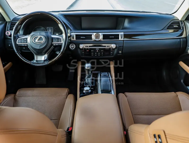 2016 لكزس جي إس 200 تي