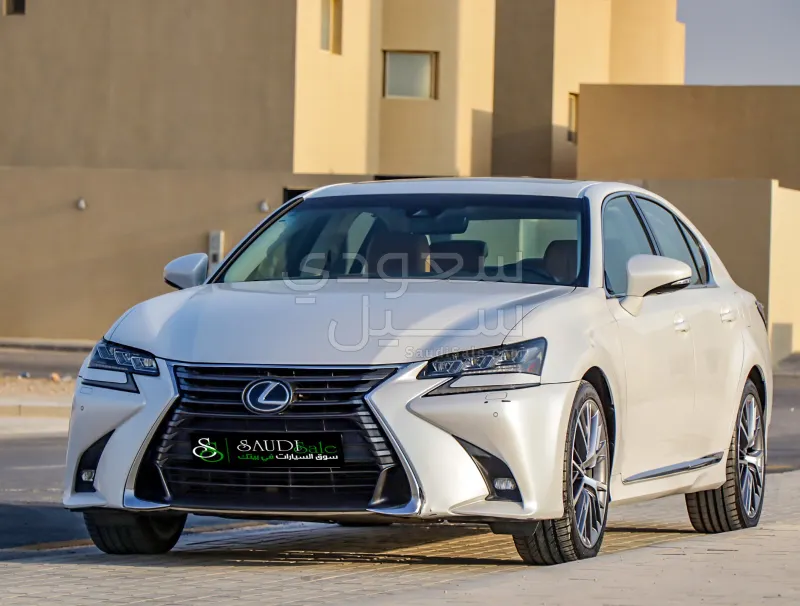 2016 لكزس جي إس 200 تي