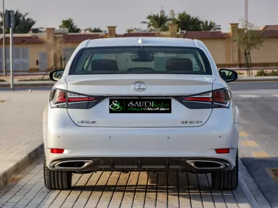 2016 لكزس جي إس 200 تي