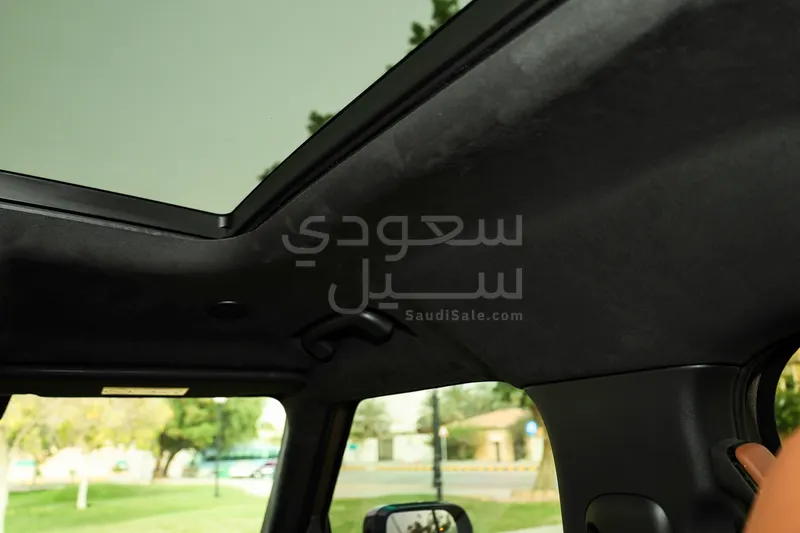 2025 لاند روفر ديفيندر اوكتا