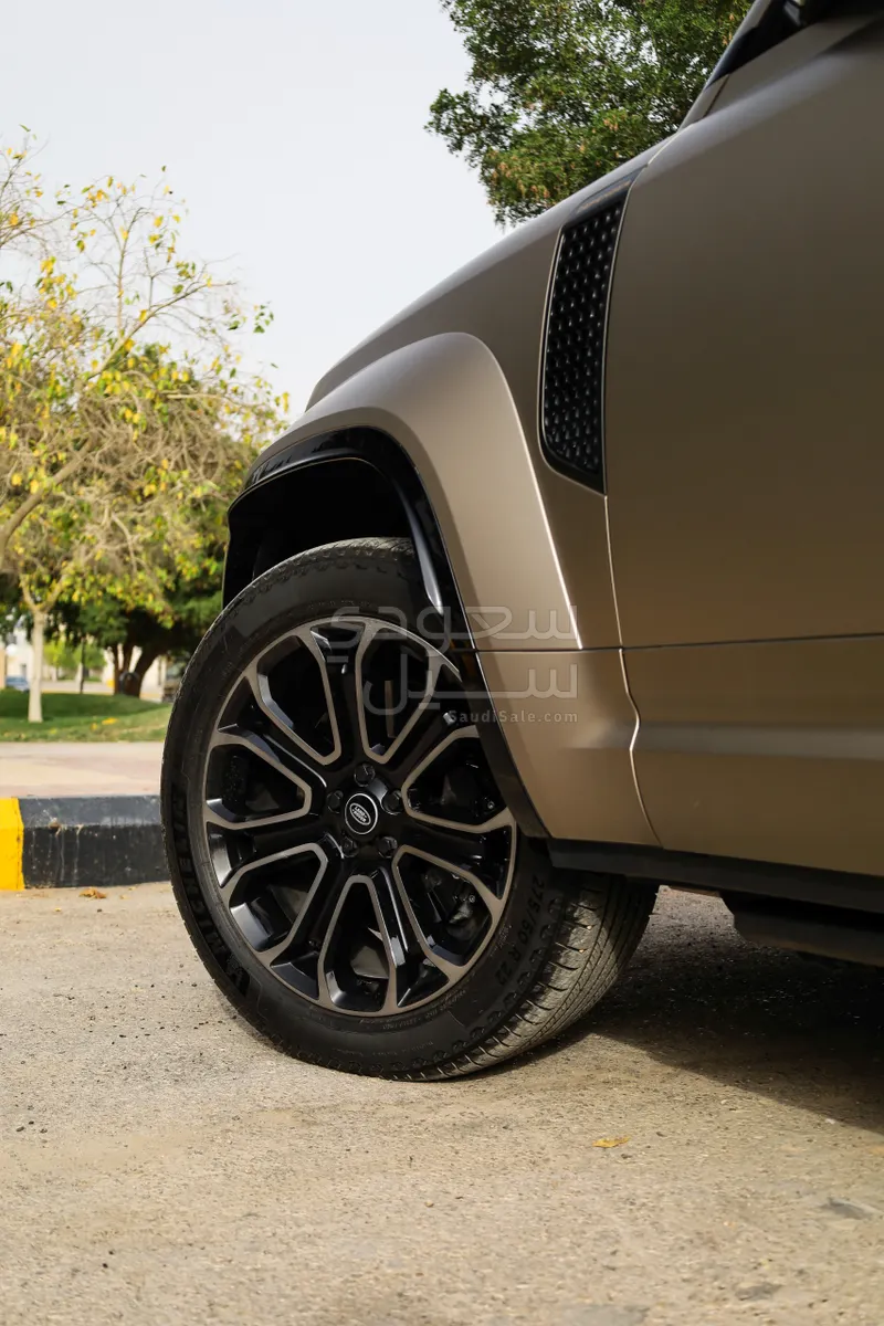 2025 لاند روفر ديفيندر اوكتا