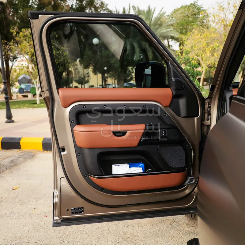 2025 لاند روفر ديفيندر اوكتا