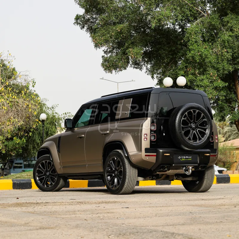 2025 لاند روفر ديفيندر اوكتا