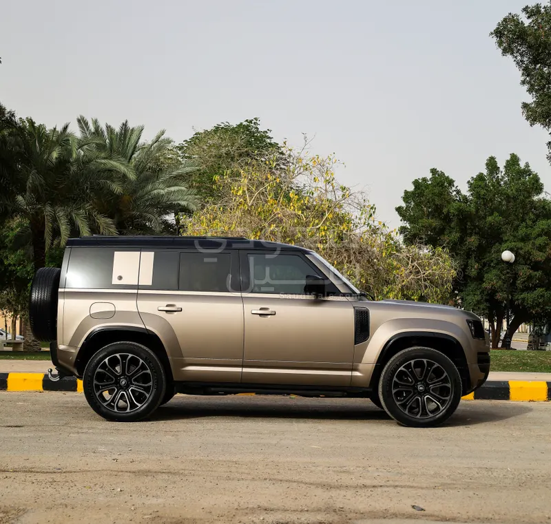 2025 لاند روفر ديفيندر اوكتا