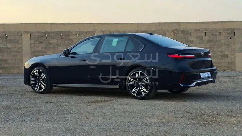 2026 بي ام دبليو الفئة السابعة 735 إل أي