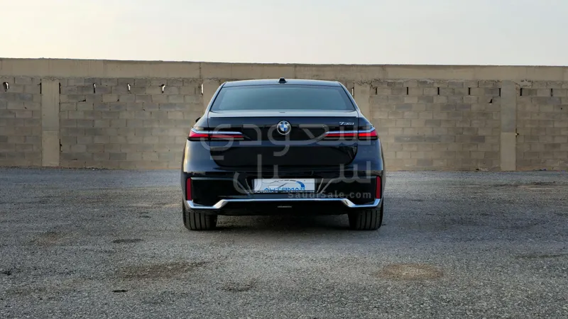 2026 بي ام دبليو الفئة السابعة 735 إل أي