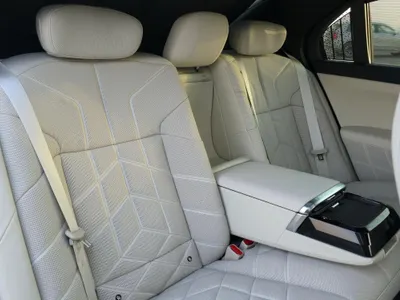 2026 بي ام دبليو الفئة السابعة 735 إل أي