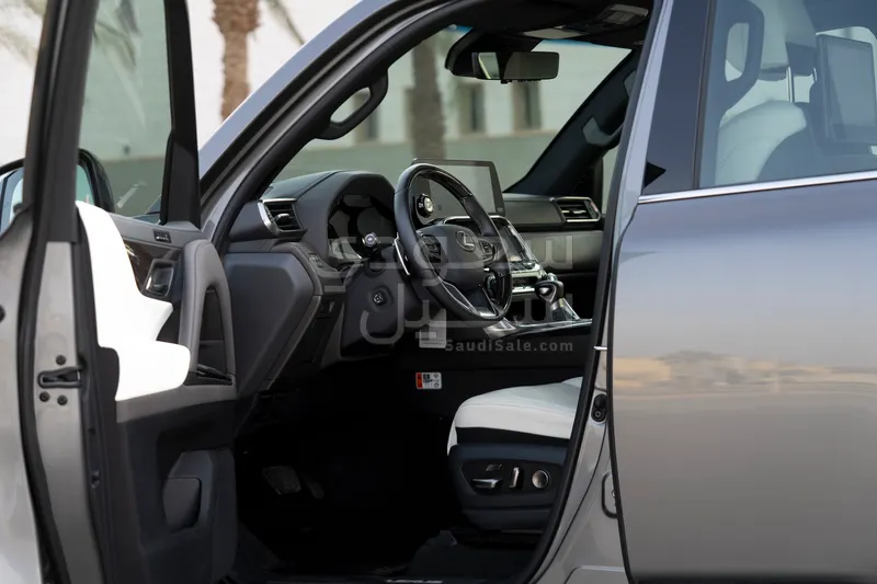 2025 لكزس إل إكس 600