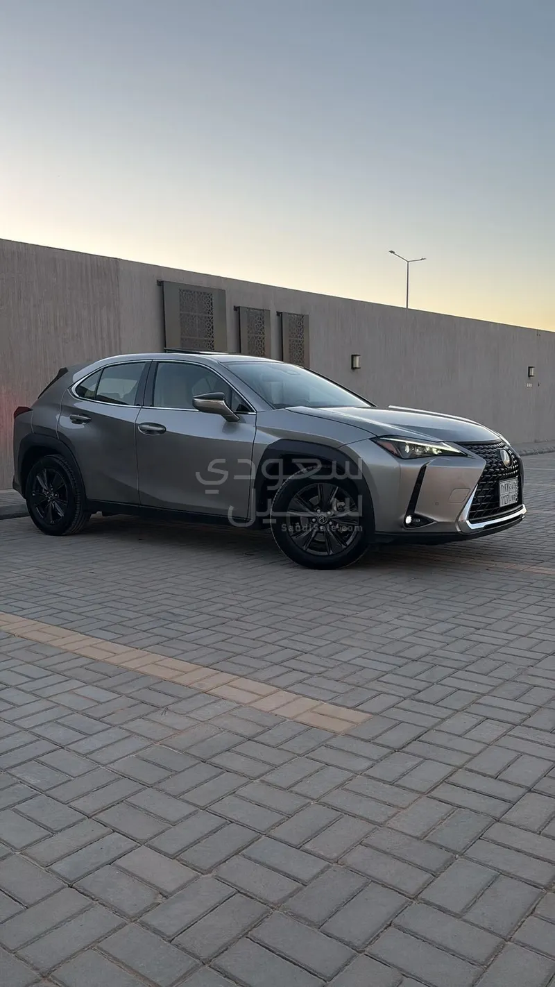 2024 لكزس يو إكس اتش300