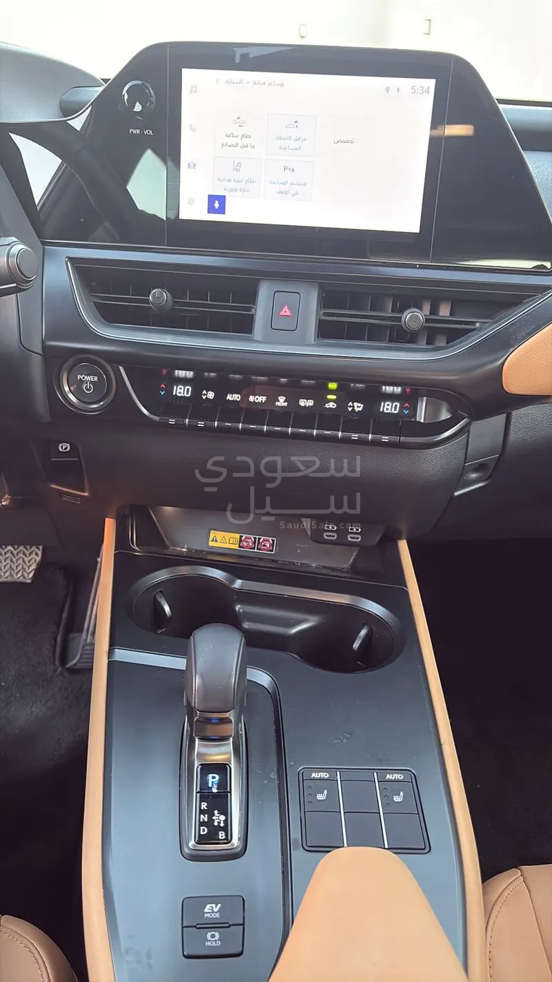 2024 لكزس يو إكس اتش300