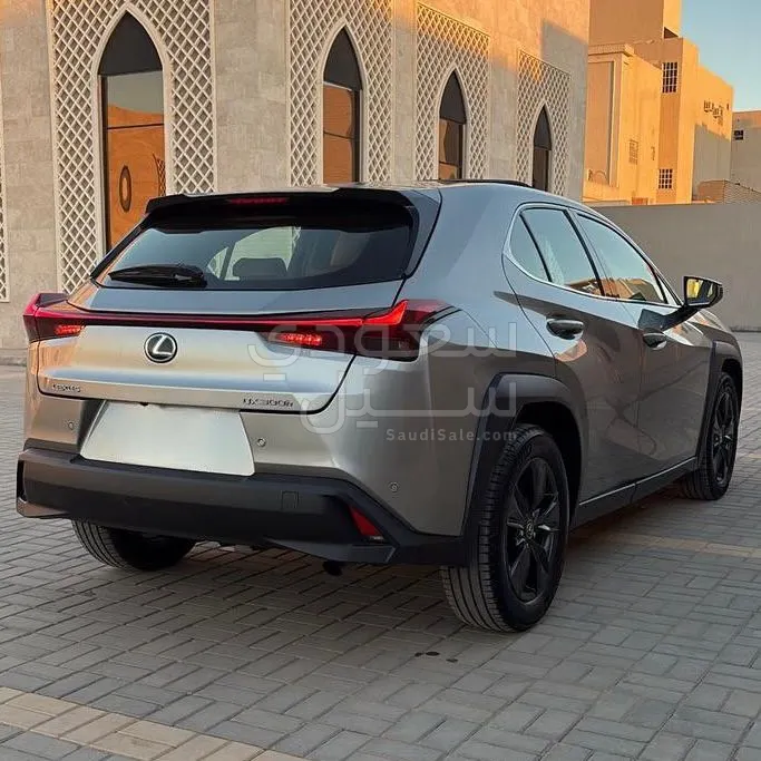 2024 لكزس يو إكس اتش300