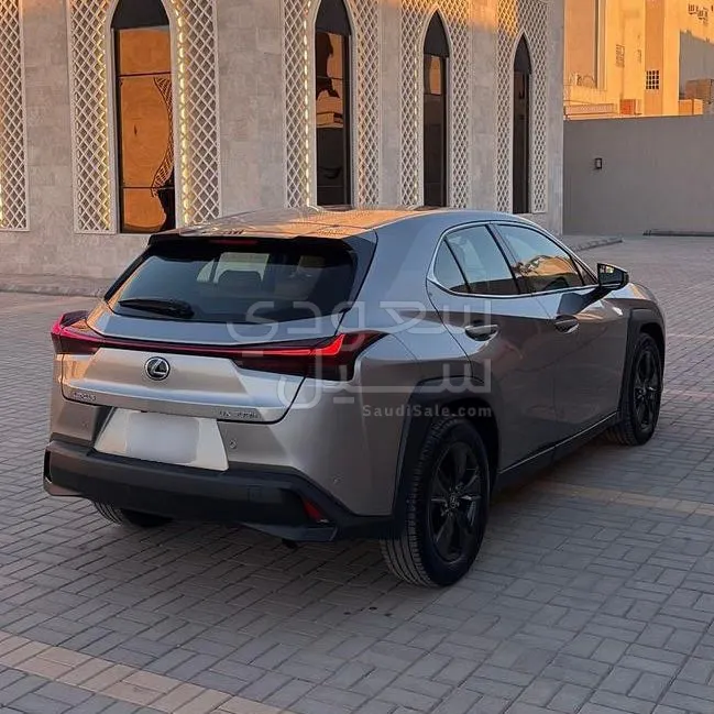 2024 لكزس يو إكس اتش300