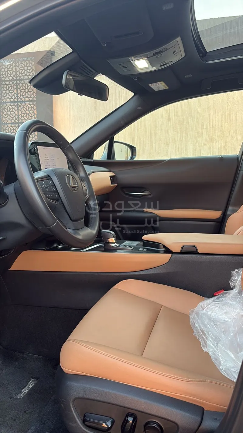 2024 لكزس يو إكس اتش300