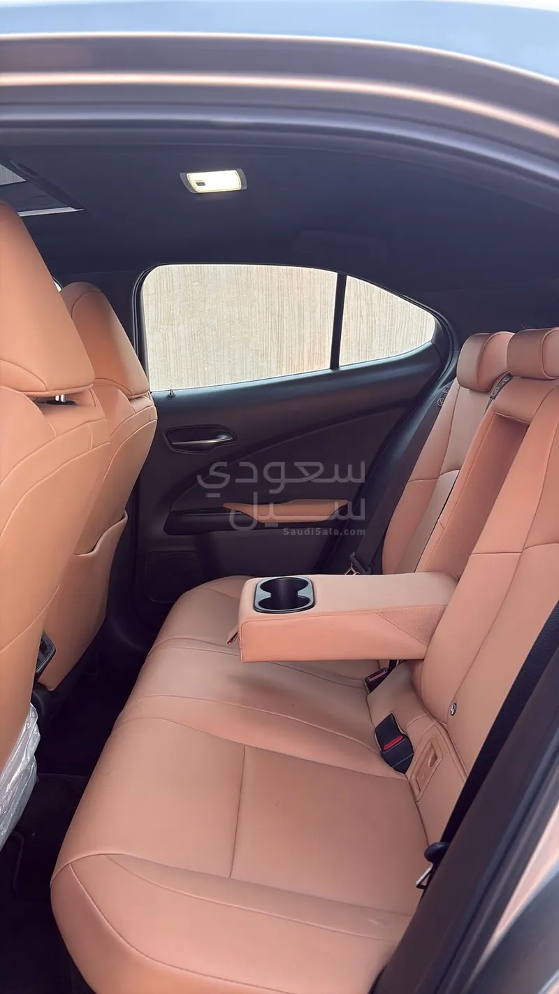 2024 لكزس يو إكس اتش300