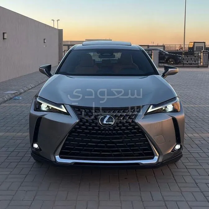 2024 لكزس يو إكس اتش300