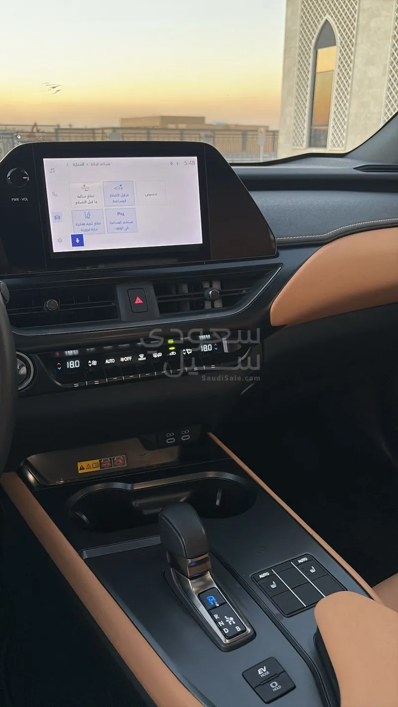 2024 لكزس يو إكس اتش300