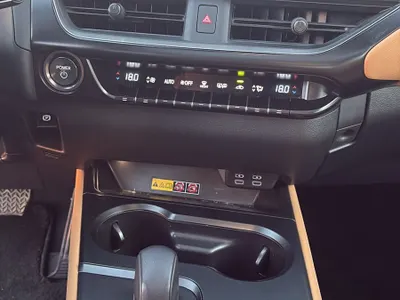 2024 لكزس يو إكس اتش300