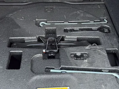 2024 لكزس يو إكس اتش300