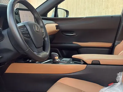 2024 لكزس يو إكس اتش300